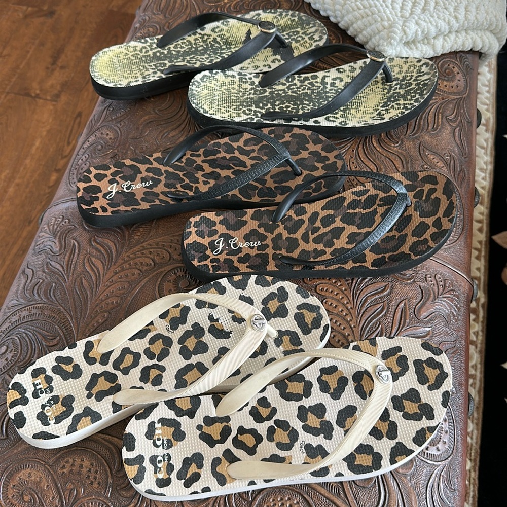 3 pair of flip flops 🖤🤍